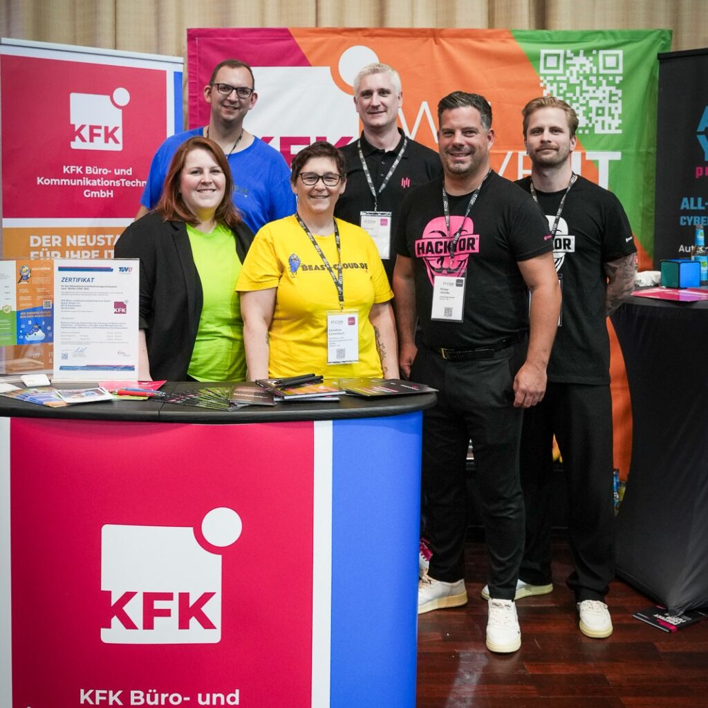 Das KFK-Team mit Partner Enginsight am Messestand auf der IT.CON 2026 in der Saarlandhalle Saarbrücken